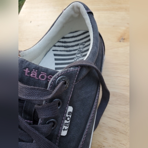TAOS Women's Size 7 Gray Moc Star Sneaker Indigo Distressed Canvas GUC. - Picture 9 of 12